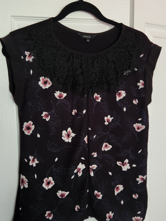 RW&CO. Tops - RW&CO Black Floral Lace Yoke Blouse